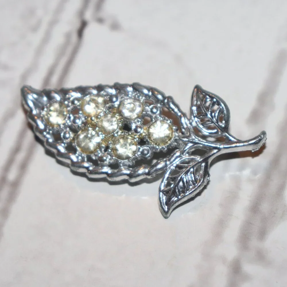 🌿💎✨ VINTAGE SILVER LEAF BROOCH · RHINESTONE ACCENTS · 2.5